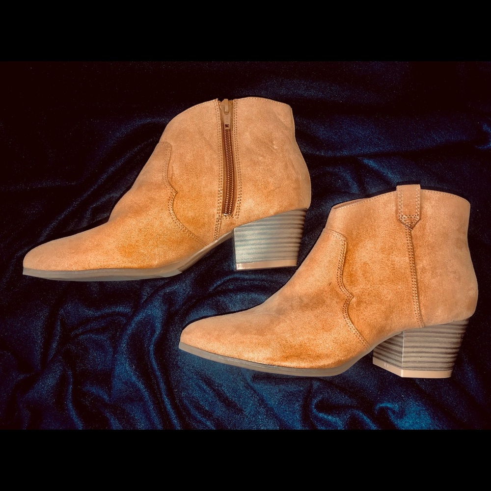 NWOT Size 6 Suede Cognac Booties